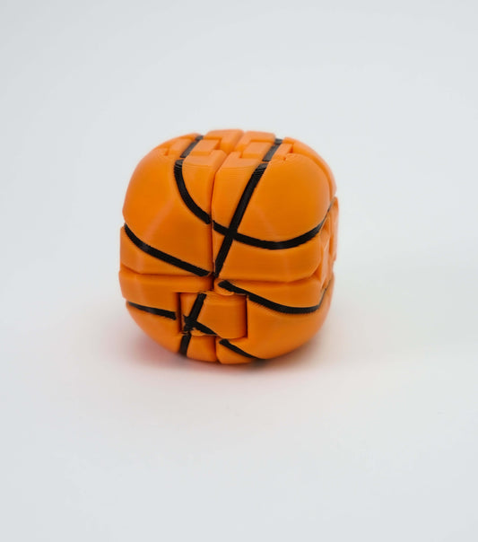 Κοντινό πλάνο του Basketball 3D printed fidget toy που δείχνει τη ρεαλιστική υφή και το πορτοκαλί φινίρισμα