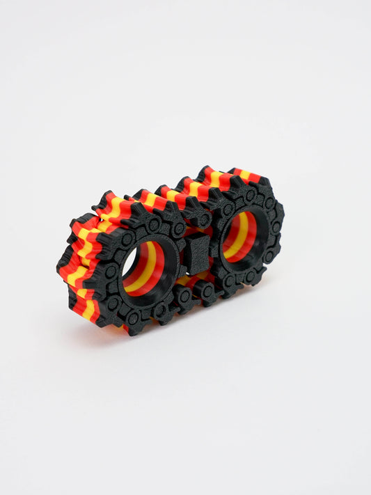 Μπροστινή όψη του Gear Fidget Toy με κόκκινες κίτρινες και μαύρες λεπτομέρειες σε 3D printed σχεδίαση