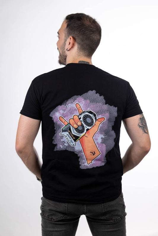 Μαύρη μπλούζα GPU T-Shirt από το Just Unbox It, με το σχέδιο κάρτας γραφικών (GPU) στην πλάτη, φορεμένη
