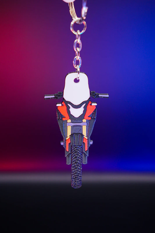 3D printed μπρελόκ Honda CB500X σε κόκκινη έκδοση, κάθετη hero λήψη με φωτισμό φόντου σε μπλε και μοβ αποχρώσεις, προβολή από μπροστά