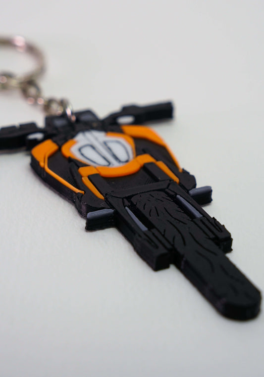 Κοντινό πλάνο του 3D printed μπρελόκ KTM Duke 390 πάνω σε λευκό φόντο, με έμφαση στις πορτοκαλί λεπτομέρειες και τον σχεδιασμό της μοτοσικλέτας