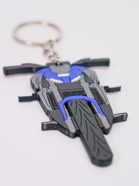 Κοντινό πλάνο του 3D printed μπρελόκ Yamaha MT-07 πάνω σε λευκό φόντο, που αναδεικνύει τις λεπτομέρειες της 3D εκτύπωσης και τα μπλε-μαύρα χρώματα