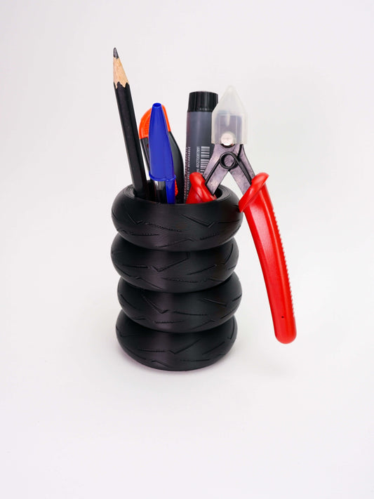 3D printed μολυβοθήκη σε γωνιακή λήψη – office gadget με “moto” αισθητική και βιομηχανικό design