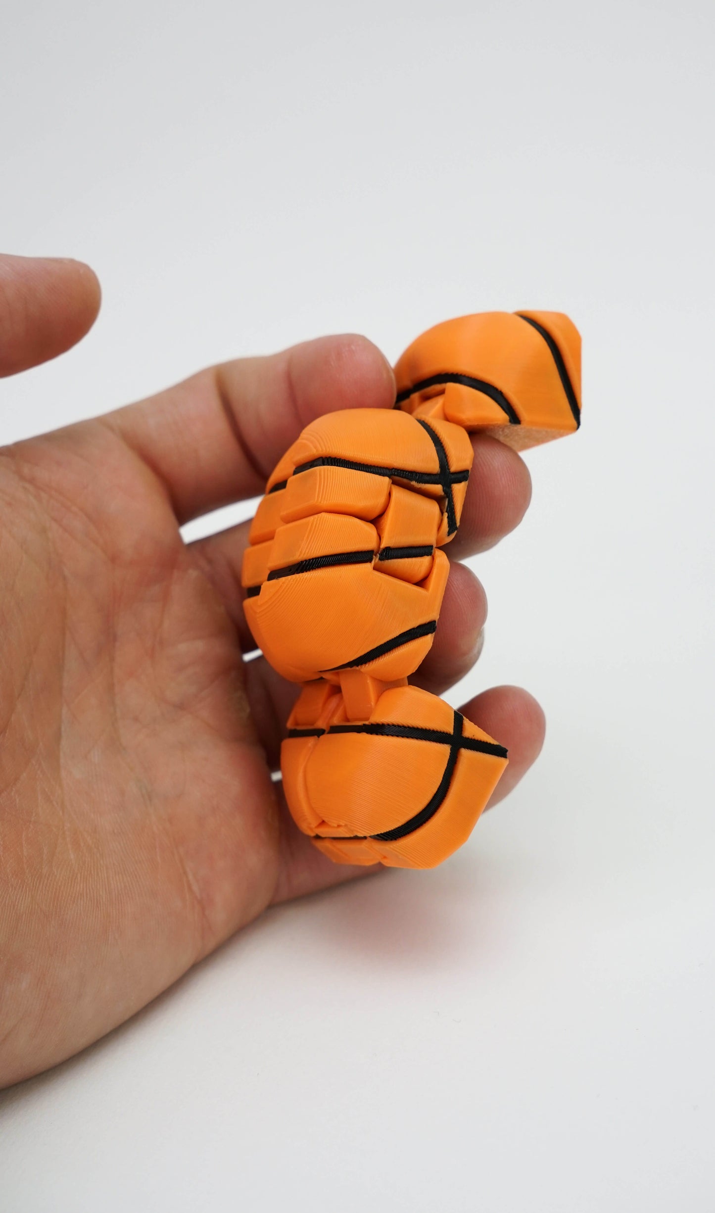 Το Basketball 3D printed fidget toy στο χέρι – μικρό, ελαφρύ και ιδανικό για καθημερινή χρήση