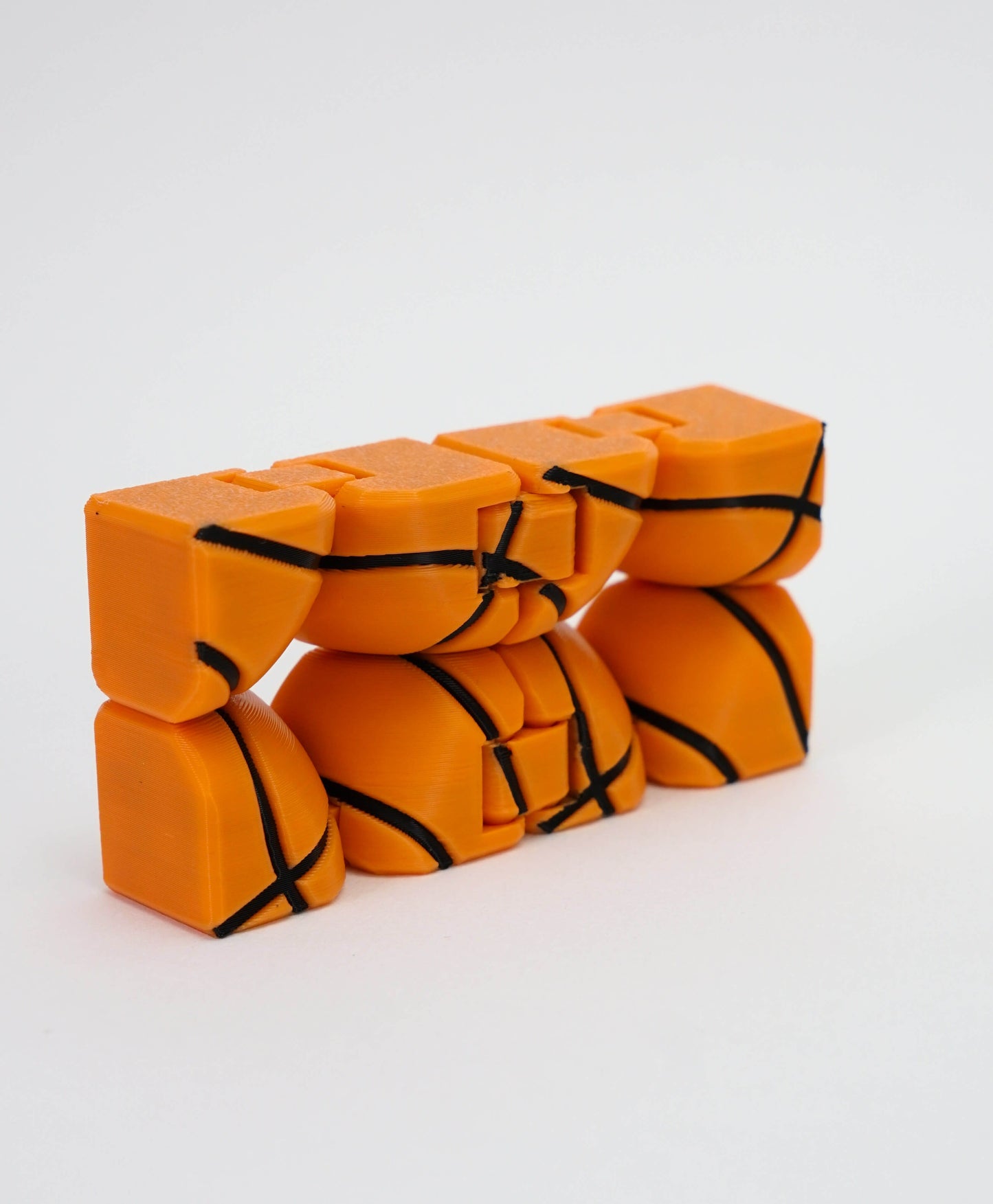 Πλαϊνή όψη του Basketball fidget toy που δείχνει την αρθρωτή σχεδίαση και τα κινούμενα μέρη