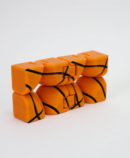 Πλαϊνή όψη του Basketball fidget toy που δείχνει την αρθρωτή σχεδίαση και τα κινούμενα μέρη