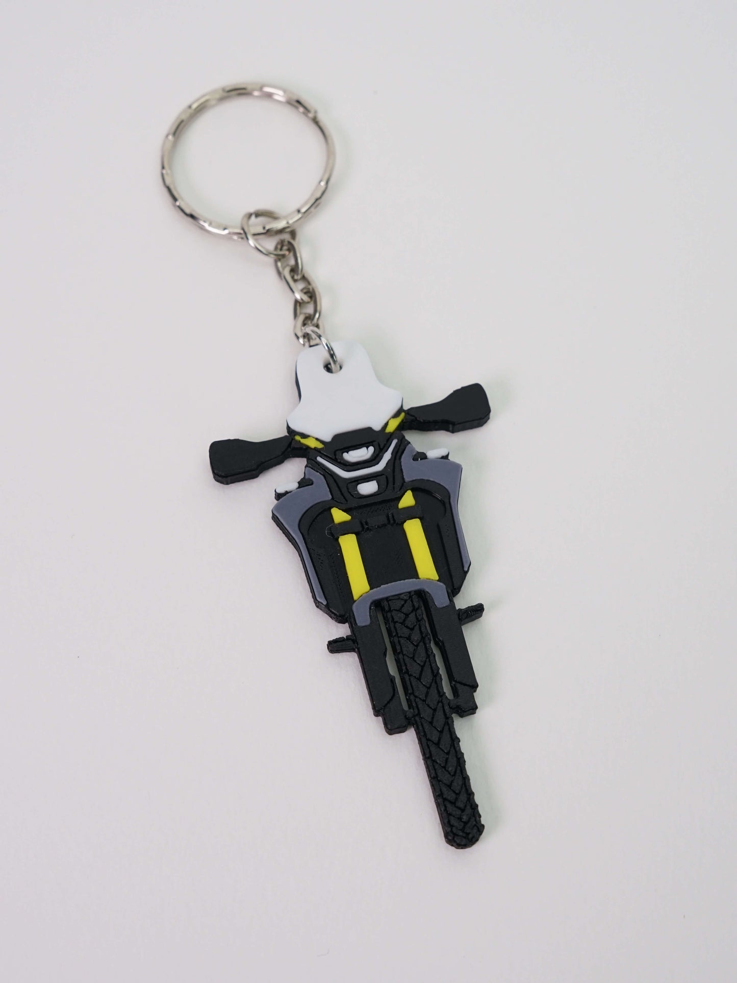 3D printed μπρελόκ CF Moto 450MT σε flat lay λήψη πάνω σε λευκό φόντο