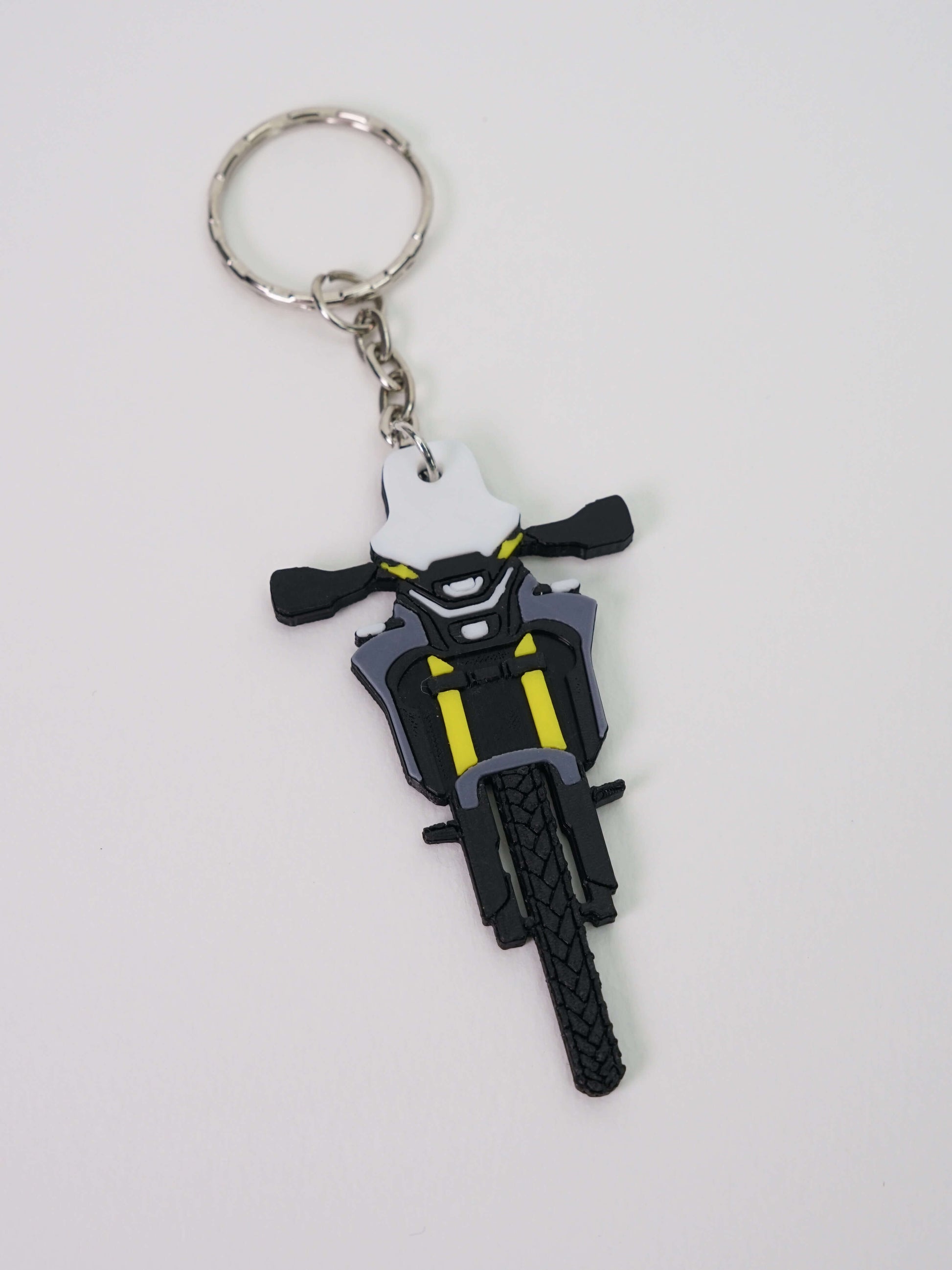 3D printed μπρελόκ CF Moto 450MT σε flat lay λήψη πάνω σε λευκό φόντο