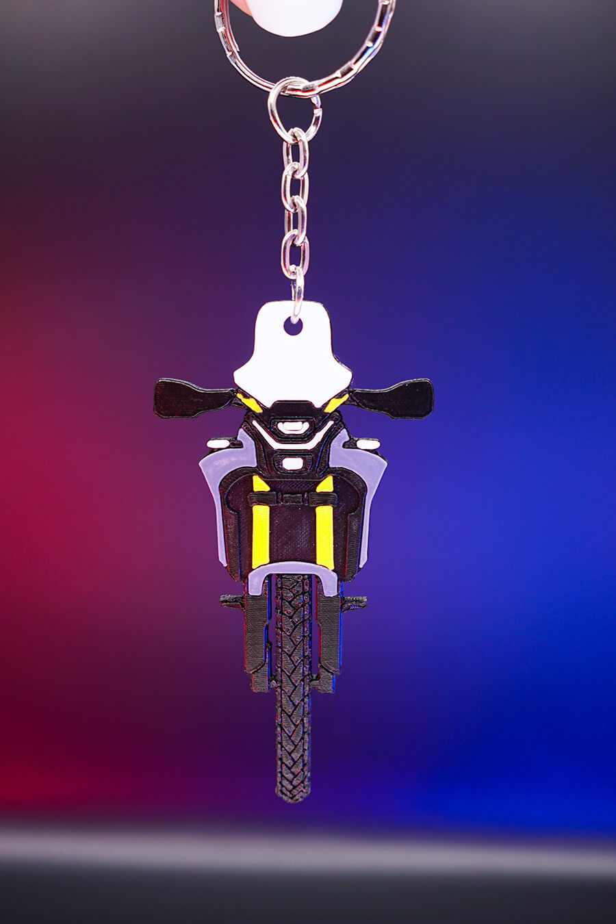 3D printed μπρελόκ CF Moto 450MT σε κάθετη hero λήψη με πολύχρωμο φόντο