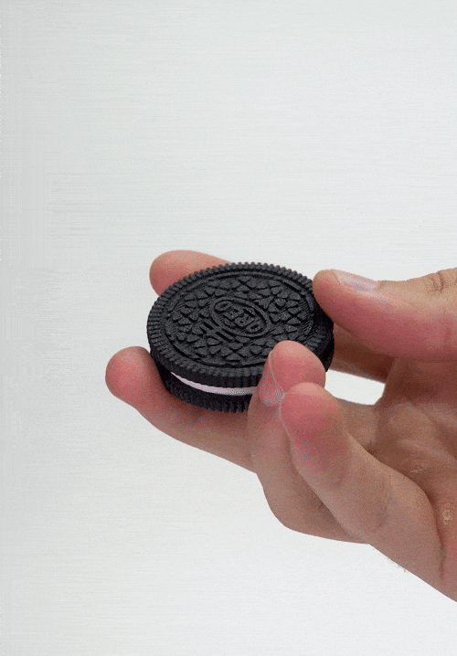 GIF που δείχνει το 3D printed Oreo fidget toy στο χέρι