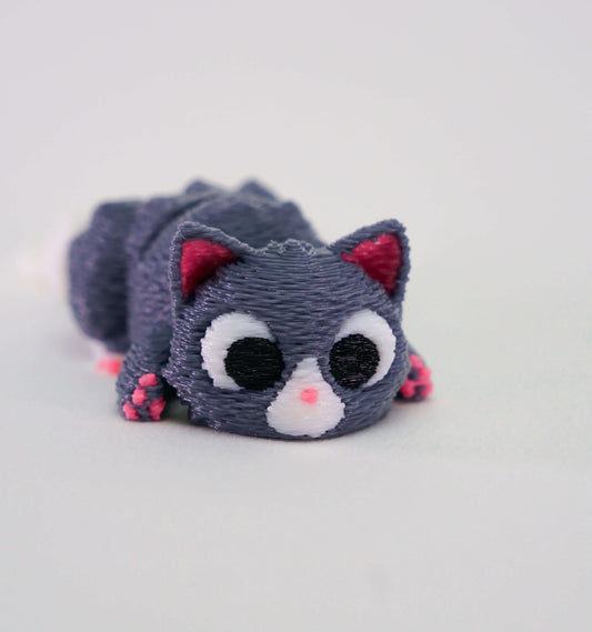 Κοντινό πλάνο του Flexy Cat 3D printed μπρελόκ – παιχνιδιάρικη εμφάνιση με ροζ αυτάκια