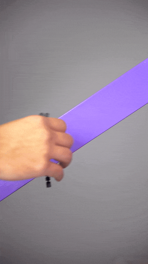 gif του 3D printed flexy γατιού καθώς κολλάει με μαγνήτη σε μεταλλική επιφάνεια