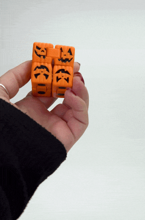 GIF που δείχνει το Halloween infinity cube με σχέδια κολοκύθας σε κίνηση στο χέρι