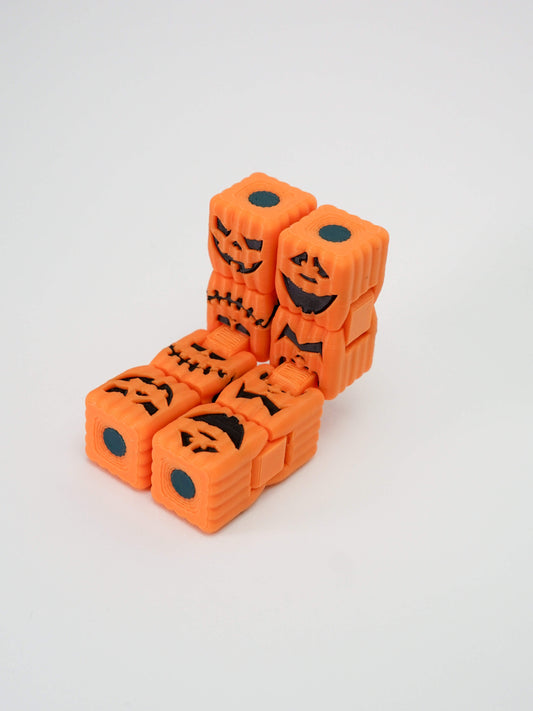 Κοντινό πλάνο στοίβας από Halloween infinity cube με σχέδια κολοκύθας