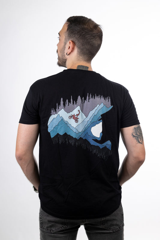 Μαύρη μπλούζα Helmet Mountains T-Shirt, φορεμένη από μοντέλο, πίσω λήψη που δείχνει το σχέδιο με το κράνος και τα βουνά