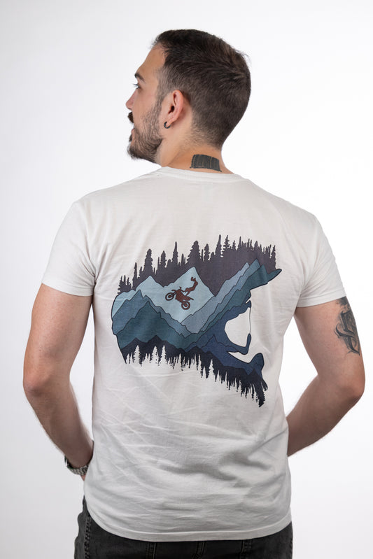 Λευκή μπλούζα Helmet Mountains T-Shirt, φορεμένη από μοντέλο, πίσω λήψη που δείχνει το σχέδιο με το κράνος και τα βουνά