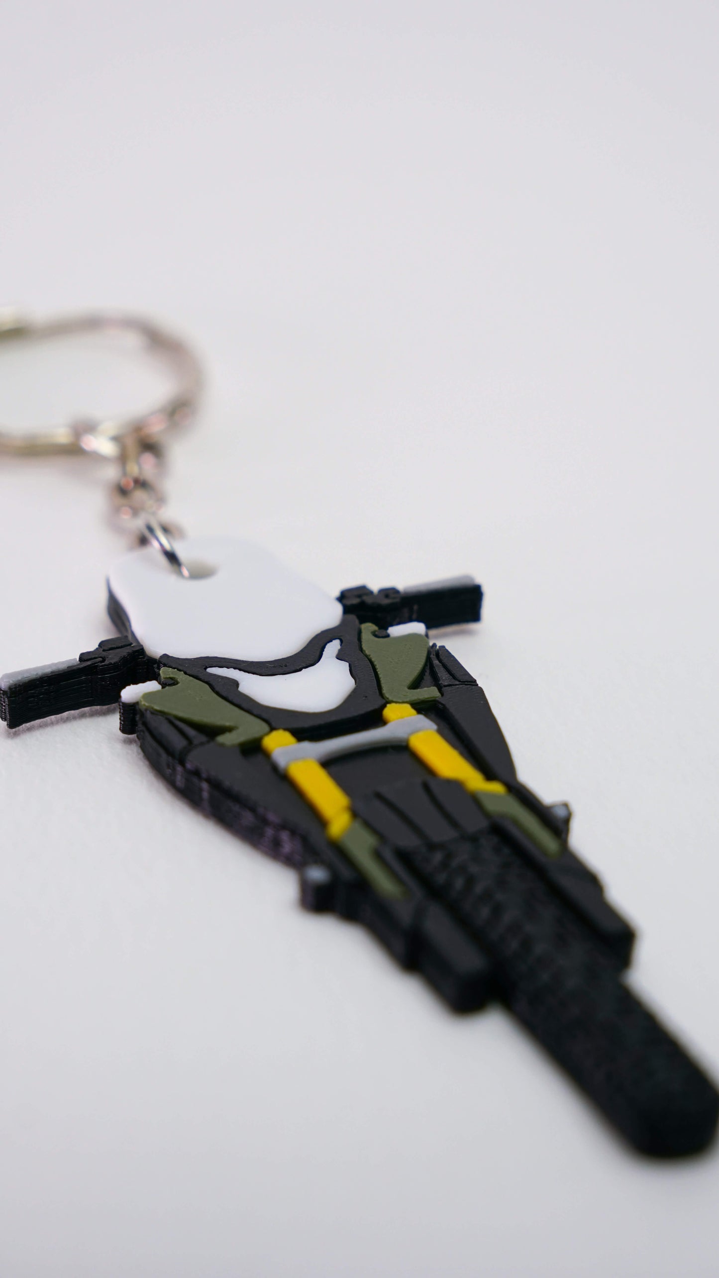 Κοντινό πλάνο του 3D printed μπρελόκ Honda CB500X σε λαδί έκδοση πάνω σε καθαρό λευκό φόντο, που αναδεικνύει τις λεπτομέρειες της εκτύπωσης