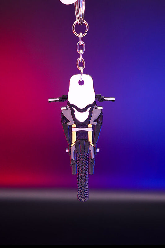 3D printed μπρελόκ Honda CB500X σε λαδί έκδοση, κάθετη hero λήψη με φωτισμό φόντου σε μωβ και ροζ αποχρώσεις, προβολή από μπροστά