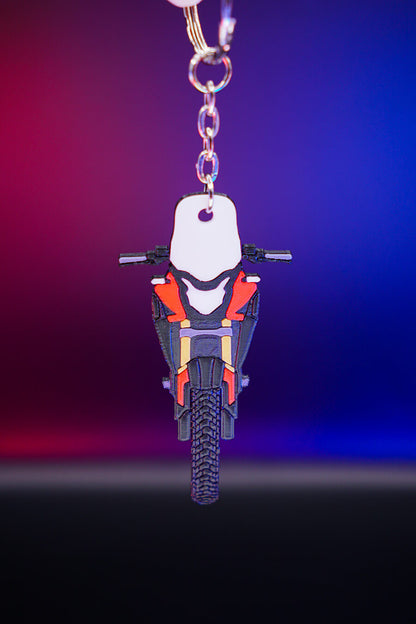 3D printed μπρελόκ Honda CB500X σε κόκκινη έκδοση, κάθετη hero λήψη με φωτισμό φόντου σε μπλε και μοβ αποχρώσεις, προβολή από μπροστά