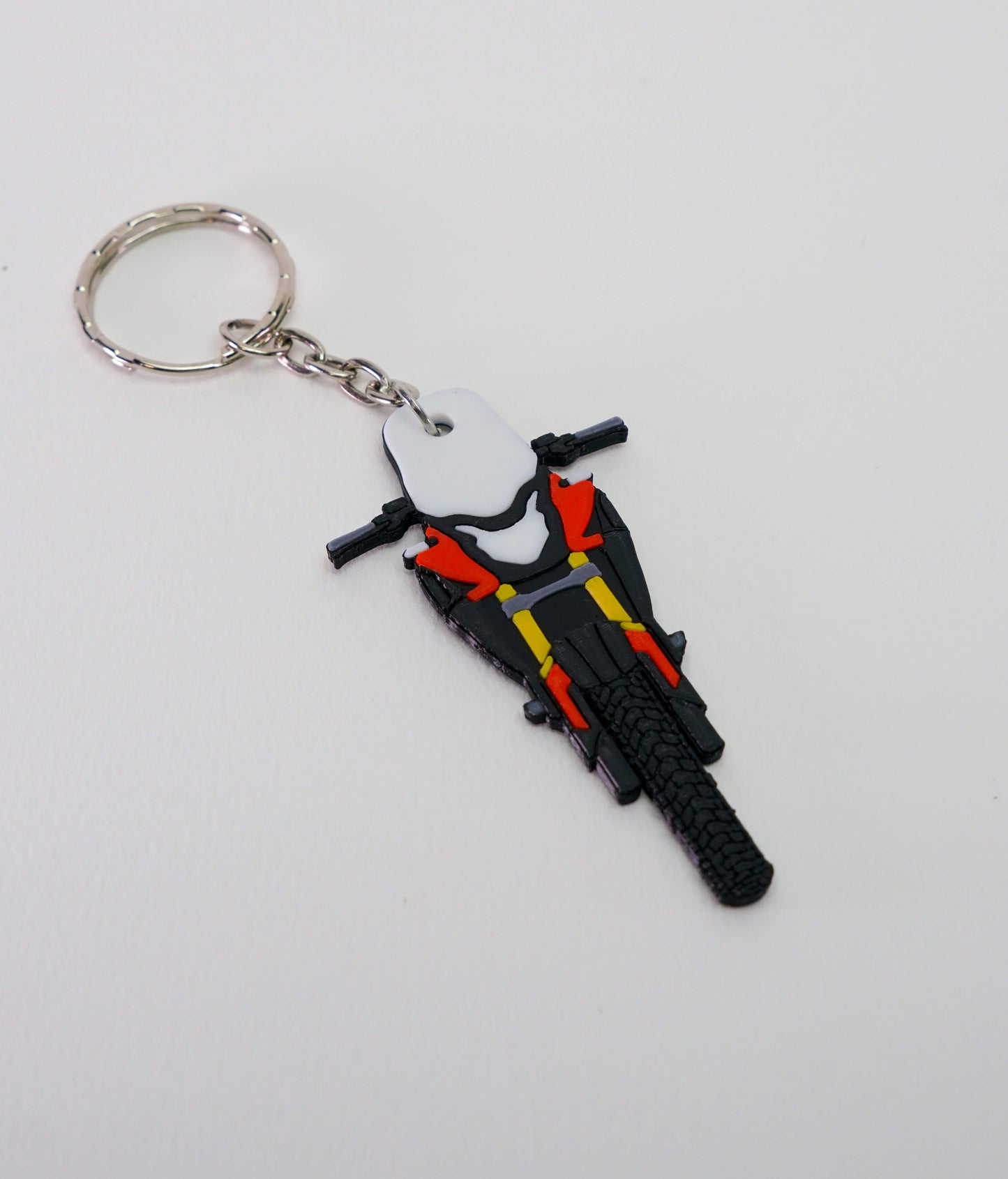 Λήψη από πάνω του 3D printed μπρελόκ Honda CB500X σε κόκκινη έκδοση με εμφανή μεταλλικό κρίκο και καθαρό λευκό φόντο