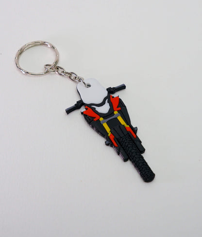 Λήψη από πάνω του 3D printed μπρελόκ Honda CB500X σε κόκκινη έκδοση με εμφανή μεταλλικό κρίκο και καθαρό λευκό φόντο