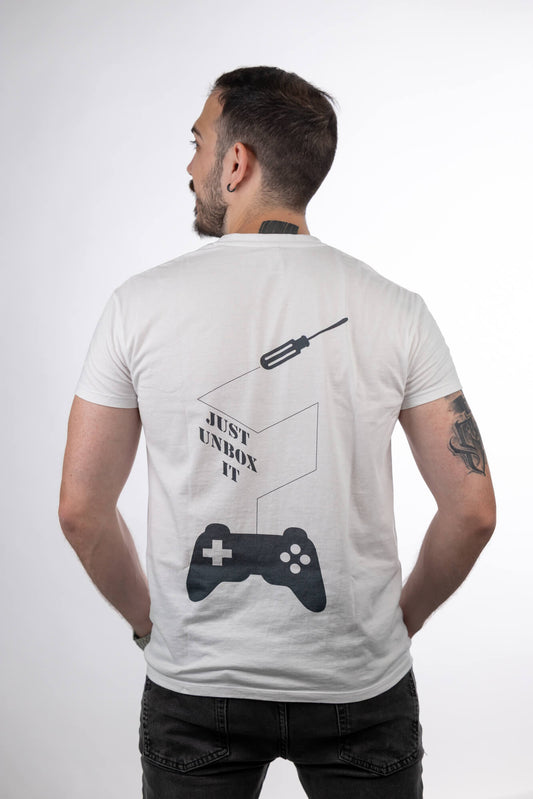 Λευκή μπλούζα Just Unbox It T-Shirt φορεμένη από μοντέλο, πλάτη με το σχέδιο game controller και logo “Just Unbox It”