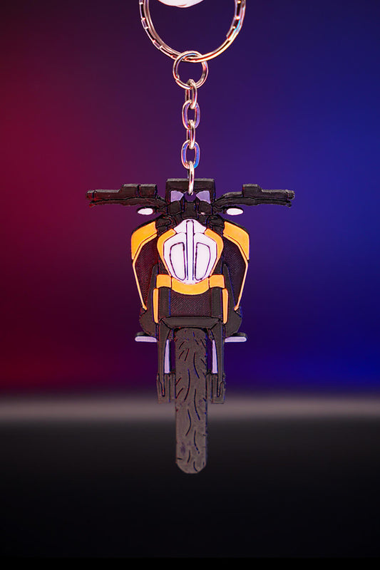 3D printed μπρελόκ KTM Duke 390 σε κάθετη hero λήψη, με φωτισμό φόντου σε μωβ και πορτοκαλί αποχρώσεις, προβολή από μπροστά