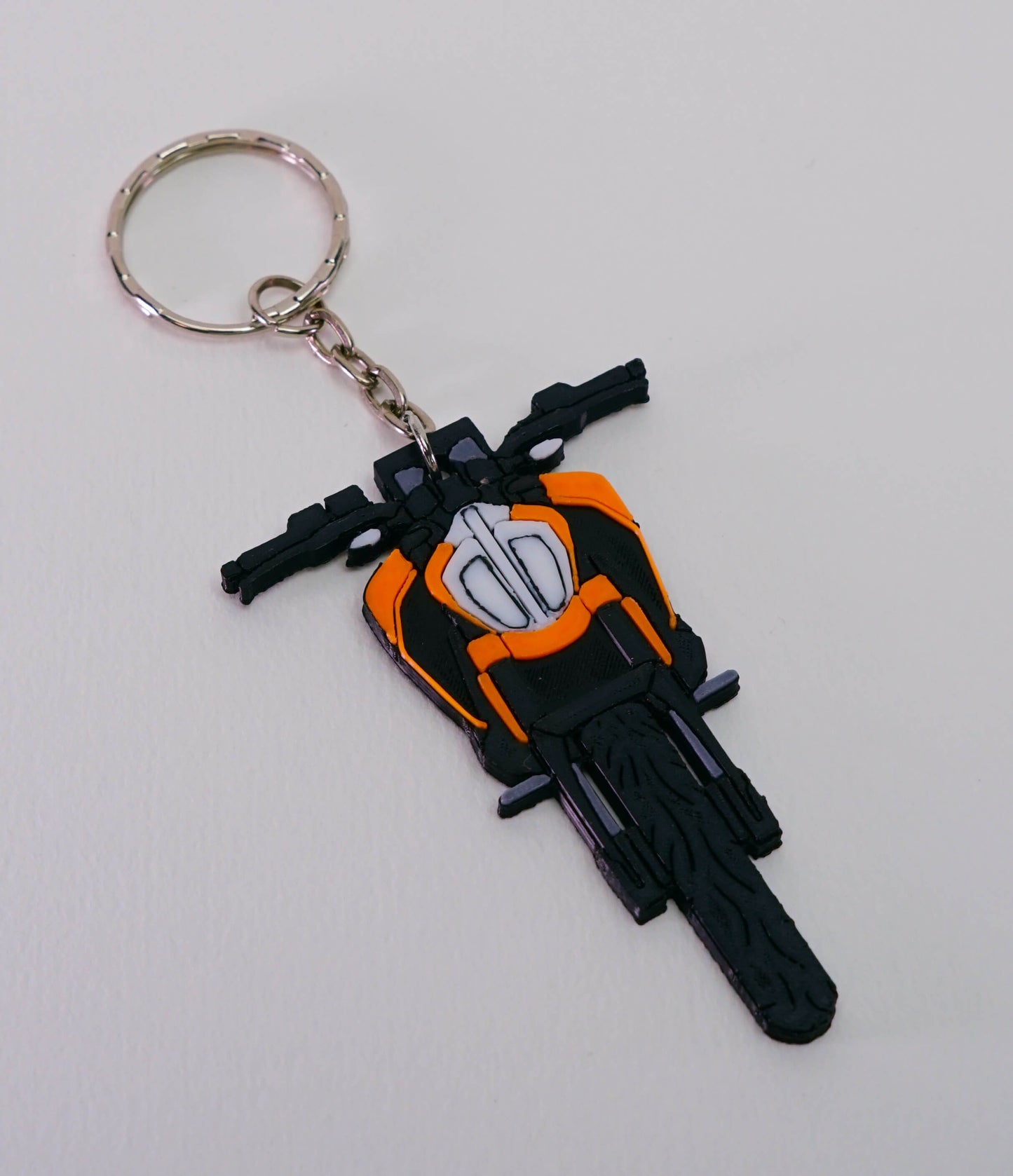 Άποψη από πάνω 3D printed μπρελόκ KTM Duke 390 με εμφανή μεταλλικό κρίκο και καθαρό λευκό φόντο