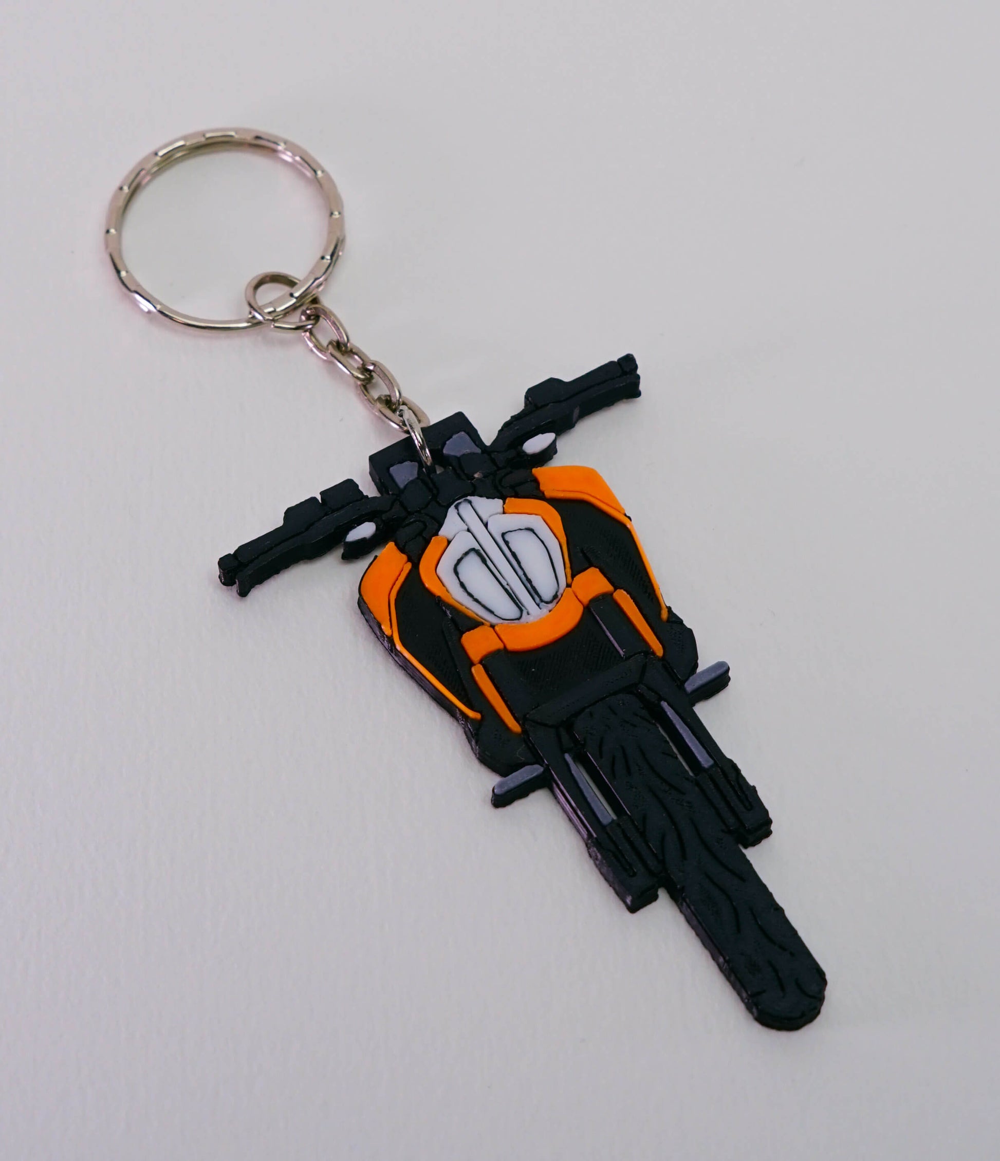 Άποψη από πάνω 3D printed μπρελόκ KTM Duke 390 με εμφανή μεταλλικό κρίκο και καθαρό λευκό φόντο