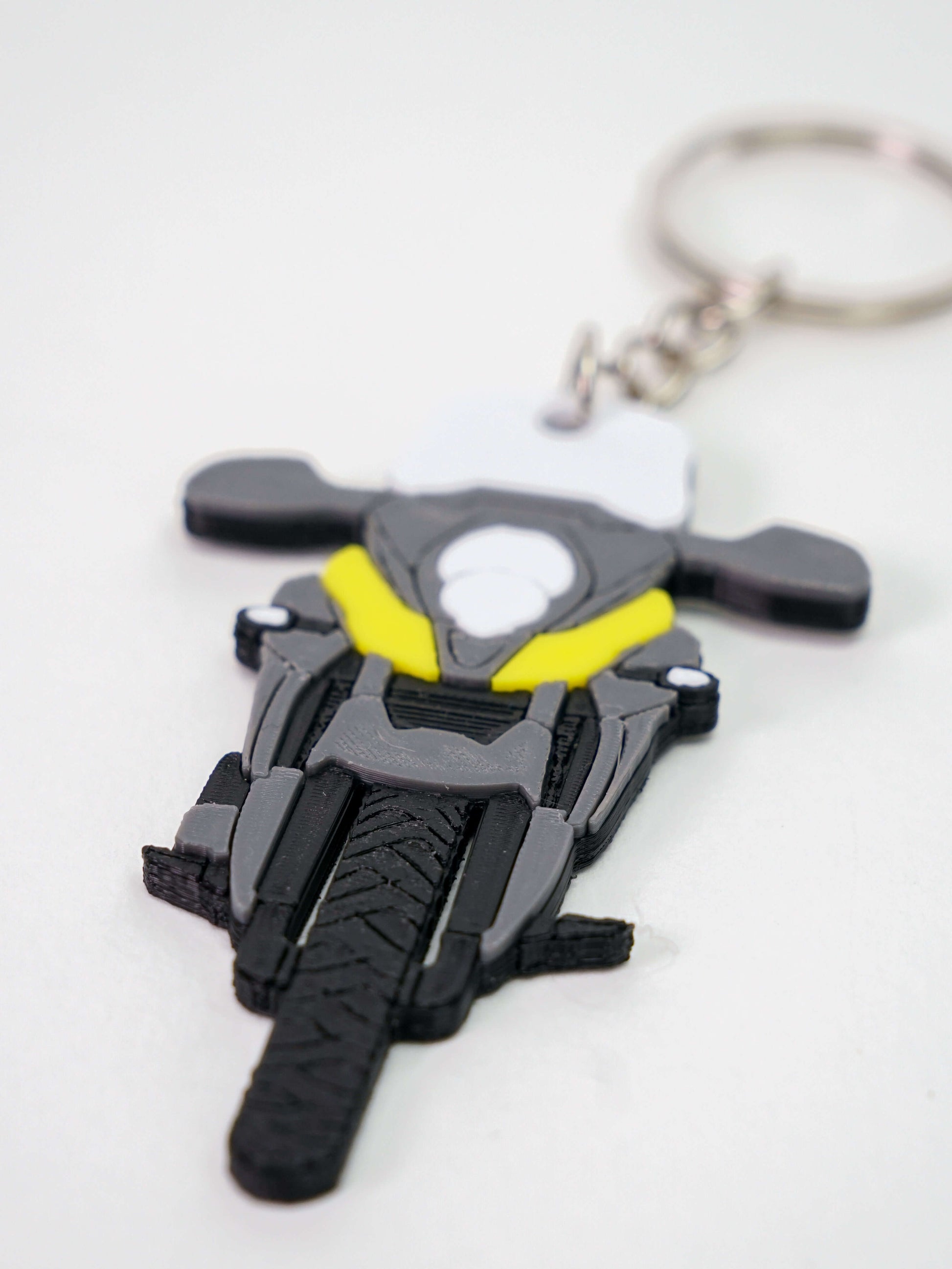 Κοντινό πλάνο του 3D printed μπρελόκ Suzuki V-Strom 650 πάνω σε λευκό φόντο, που αναδεικνύει τη λεπτομέρεια και τον σχεδιασμό της 3D εκτύπωσης