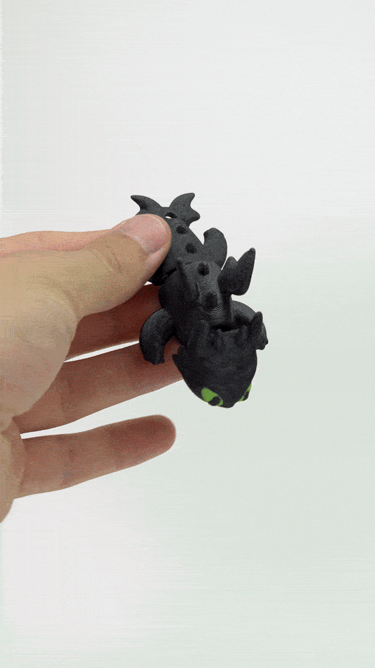 GIF που δείχνει τον 3D printed flexy Toothless δράκο σε κίνηση στο χέρι