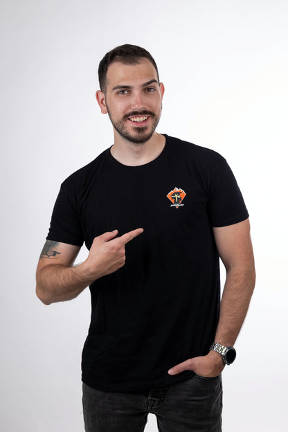 Μαύρη μπλούζα μπροστινή λήψη μοντέλου σε ουδέτερο φόντο με casual στάση