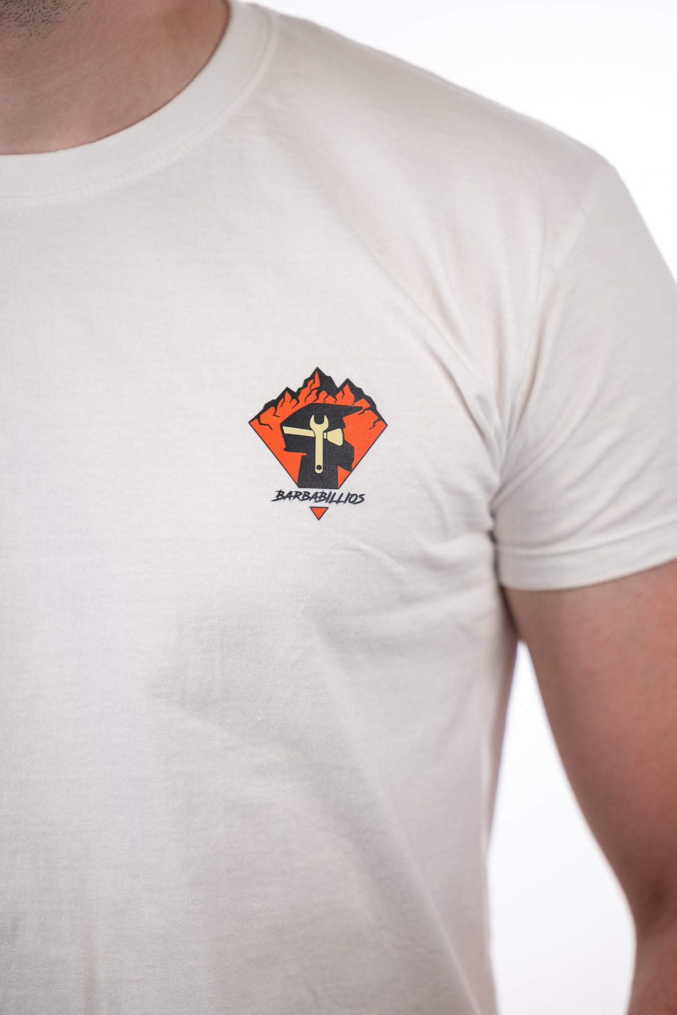 Κοντινό πλάνο της λευκής μπλούζας Helmet Mountains T-Shirt με το barbabillios logo στο στήθος
