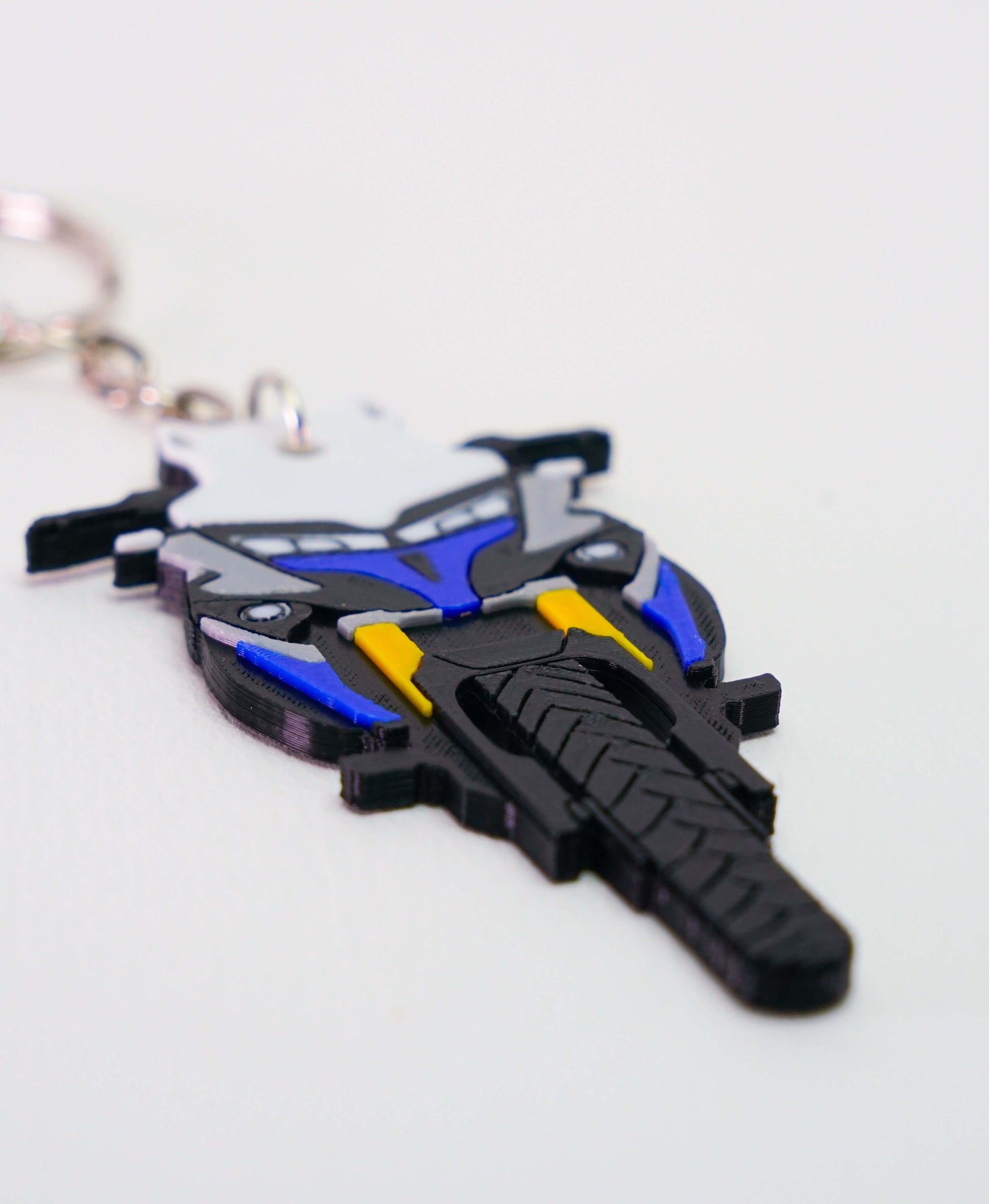 Κοντινό πλάνο του 3D printed μπρελόκ Voge DS 525X πάνω σε λευκό φόντο, που αναδεικνύει τις λεπτομέρειες της 3D εκτύπωσης και των χρωμάτων