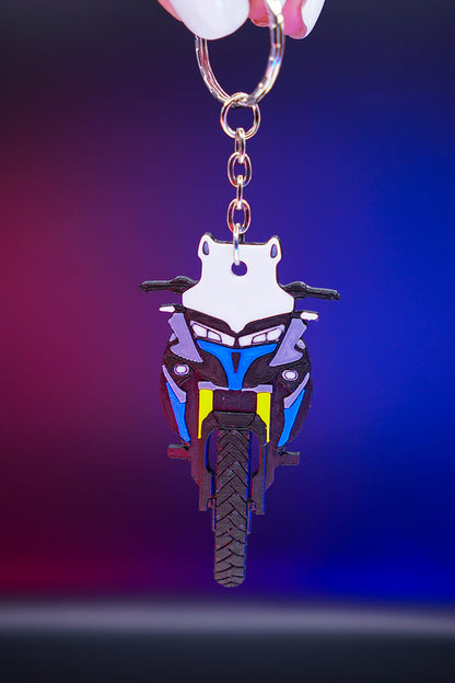 3D printed μπρελόκ Voge DS 525X σε κάθετη hero λήψη με φωτισμό φόντου σε μωβ και μπλε αποχρώσεις, προβολή από μπροστά