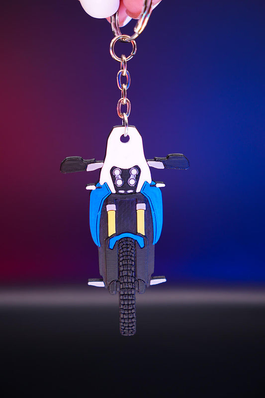 3D printed μπρελόκ Yamaha Tenere 700 σε κάθετη hero λήψη με μπροστινή όψη και φωτισμό φόντου σε μπλε και μωβ αποχρώσεις