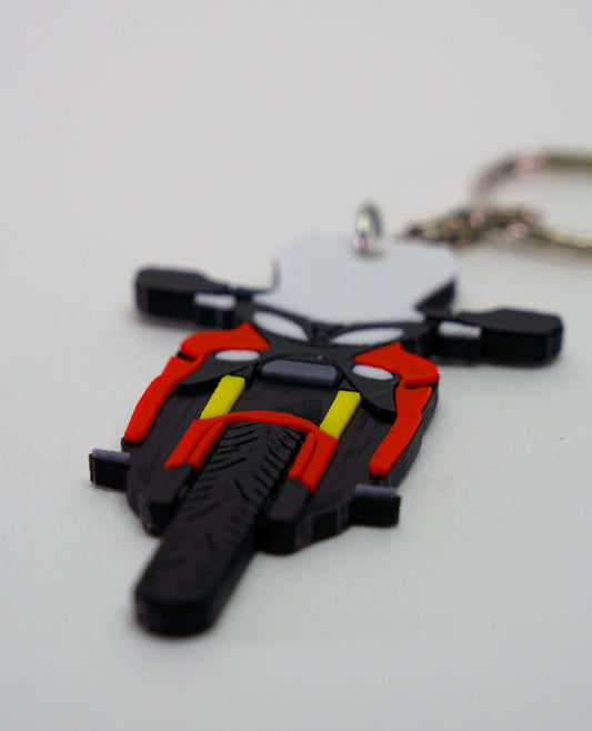 Κοντινό πλάνο του 3D printed μπρελόκ Yamaha Tracer 900 που αναδεικνύει τις λεπτομέρειες της 3D εκτύπωσης